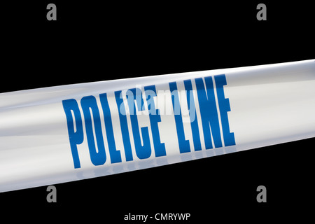 Polizei-Band für Tatort mit dem Schreiben von "Polizeiabsperrung" in blau auf weiß, ausgeschnitten, um neutrale schwarze Hintergrund für Textfreiraum Stockfoto