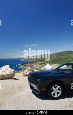 Parken in der Nähe von Klippe in Usa-Kalifornien mit blauem Himmel und Meer Ozean und landschaftlich malerischen Bergen Stockfoto