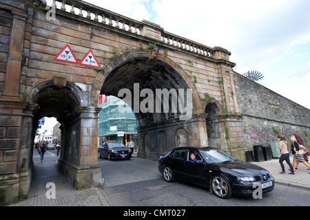 Autos Reisen durch Ferryquay Tor in den Wänden von Derry City County Londonderry Nordirland Großbritannien. Stockfoto