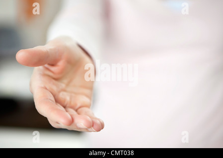 Nahaufnahme einer Person hält helfende hand Stockfoto
