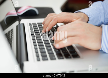 Mann über Tastatur eingeben Stockfoto
