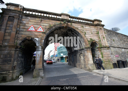 Menschen zu Fuß durch Ferryquay Tor in den Wänden von Derry City County Londonderry Nordirland Großbritannien. Stockfoto