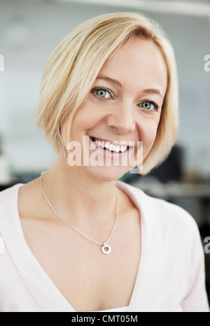 Close-up auf glückliche Frau Blick in die Kamera Stockfoto