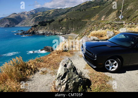 Parken in der Nähe von Klippe in Usa-Kalifornien mit blauem Himmel und Meer Ozean und landschaftlich malerischen Bergen Stockfoto