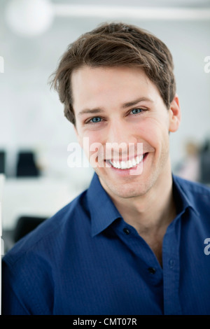 Close-up Portrait von glücklichen Menschen im Büro Stockfoto