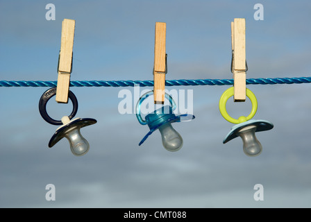 Baby's dummy an der Wäscheleine. Stockfoto