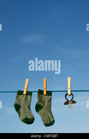 Baby Socken an der Wäscheleine und des dummy. Stockfoto