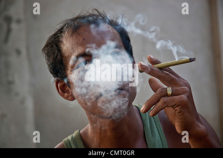 Burmesische Mann Rauchen, Burma, Myanmar, Südostasien Stockfoto
