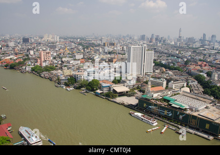 Thailand, Bangkok. Downtown Bangkok, Blick auf die Skyline und den Fluss. Stockfoto