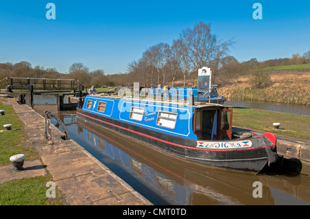 Kanal Narrowboat an Dean Schleuse am Gathurst am Leeds-Liverpool-Kanal. Stockfoto