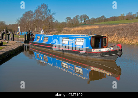 Kanal Narrowboat an Dean Schleuse am Gathurst am Leeds-Liverpool-Kanal. Stockfoto