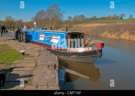 Kanal Narrowboat an Dean Schleuse am Gathurst am Leeds-Liverpool-Kanal. Stockfoto