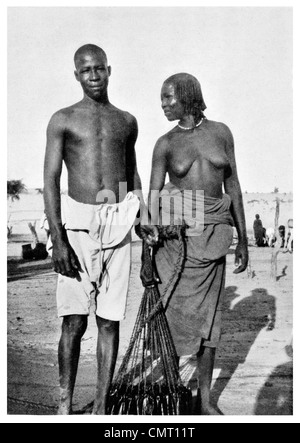 1924 Bruder und Schwester von Darfur tragen Leder-Eimer Stockfoto