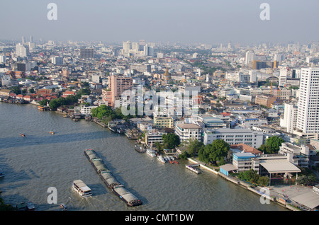 Thailand, Bangkok. Downtown Skyline von Bangkok mit Blick auf den Fluss Chao Phraya. Stockfoto