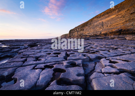 Dunraven Bay in der Abenddämmerung in der Nähe von Southerndown auf Glamorgan Heritage Coast, Wales. Stockfoto