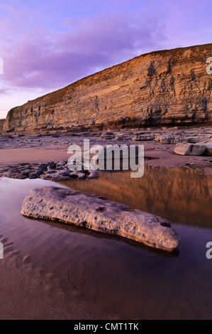 Dunraven Bay in der Abenddämmerung in der Nähe von Southerndown auf Glamorgan Heritage Coast, Wales. Stockfoto