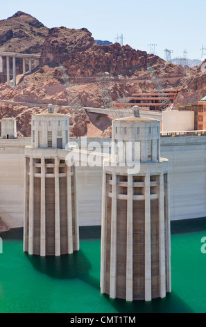 Hoover-Staudamm und Lake Mead hydroelektrische Stromerzeugung, die Aufnahme Türme und dam wall Strom Kabel und Masten Stockfoto