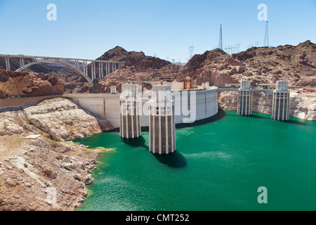 Hoover-Staudamm und Lake Mead hydroelektrische Stromerzeugung, die Aufnahme Türme und dam wall Strom Kabel und Masten Stockfoto
