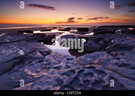 Winter-Sonnenuntergang über Dunraven Bay am Southerndown auf der Glamorgan Heritage Coast, Wales Stockfoto