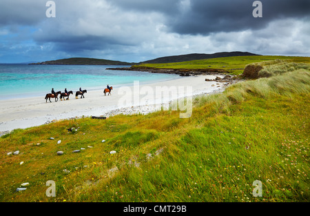 Vier Reiter und Pferde am Sellerna Strand, Cleggan, im Sommer, Irland. Stockfoto