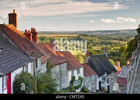 Die kultige und klassische Ansicht von Gold Hill in Shaftesbury, Dorset. Die Häuser hier stammen aus dem 17. Jahrhundert. Stockfoto