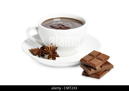 Tasse heiße Schokolade und in Scheiben geschnitten Dessert isoliert auf weißem Hintergrund Stockfoto