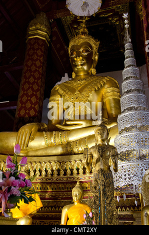 Thailand Ayutthaya. Wat Na wat naphrameru phramane (aka) Bronze sitzender Buddha in Gold bedeckt. Stockfoto