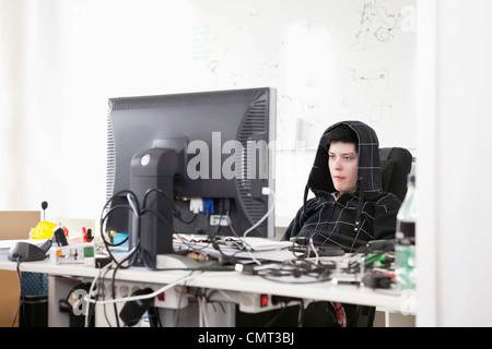 Frau starrte auf Bildschirm Stockfoto