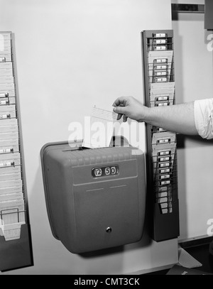 1950ER JAHREN MÄNNLICHE HAND FALLEN KARTE IN TIME CLOCK IN AUSSTANZEN Stockfoto