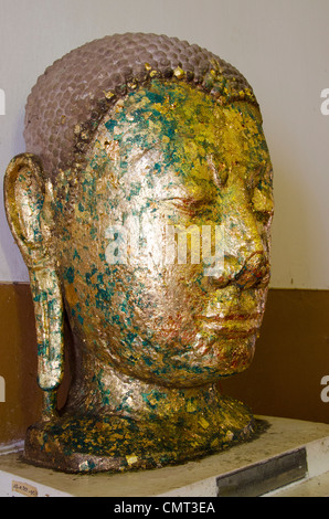 Thailand Ayutthaya. Phra mongkonbophit. alte Stein Buddha Kopf in kleine Quadrate von Blattgold überzogen. Unesco Stockfoto