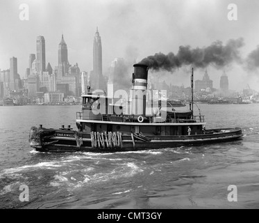 1940ER JAHREN SCHLEPPER AM HUDSON RIVER MIT SKYLINE VON NEW YORK CITY IN SMOKEY HINTERGRUND IM FREIEN Stockfoto