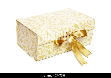 Beige Geschenkbox mit goldenen Band auf weißem Hintergrund Stockfoto