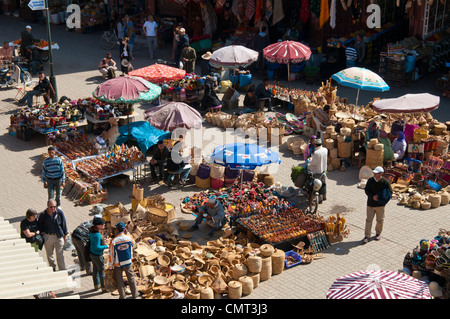 Mit Blick auf den Markt am Rahba Qedima in Medien Bezirk, Marrakesch, Marokko, Nordafrika Stockfoto