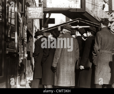 DIE WELTWIRTSCHAFTSKRISE DER 1930ER JAHRE KALTE MÄNNER BESCHÄFTIGUNG SCHLANGE AUF DER SUCHE NACH ARBEIT Stockfoto