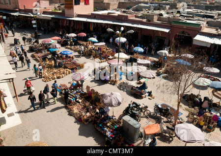 Mit Blick auf den belebten Markt am Rahba Qedima, Medina, Marrakesch, Marokko, Nordafrika Stockfoto