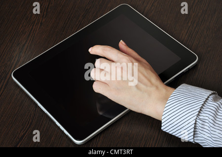 Weibliche Hand berühren Bildschirm auf moderne digitale TabletPC. Mit Clipping-Pfad auf dem Bildschirm. Stockfoto