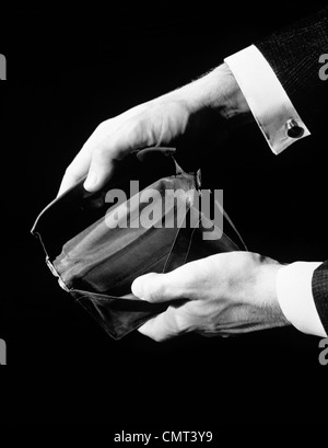 1930S 1940S HÄNDE NAHAUFNAHME HALTEN UND ZEIGT LEERE BRIEFTASCHE HAT KEIN GELD Stockfoto