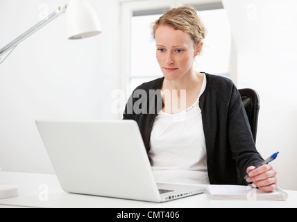 Frau auf laptop Stockfoto