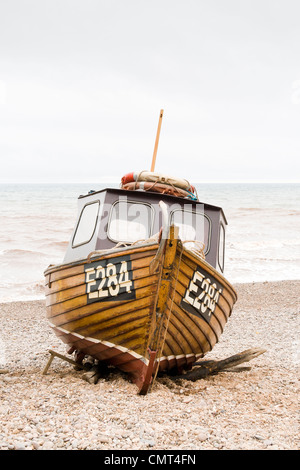 Ein Fischerboot am Strand in Sidmouth, Devon Stockfoto