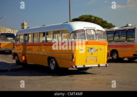 Gelbe Leyland Bus in Malta Stockfoto