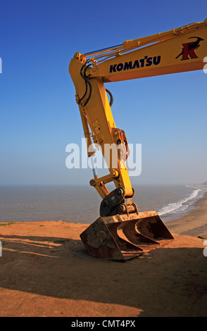 Eine Nahaufnahme von Arm und Schaufel Bagger positioniert auf einer Klippe am Happisburgh, Norfolk, England, Vereinigtes Königreich. Stockfoto