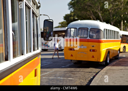 Gelbe Leyland Busse in Malta zurück und Seitenansicht Stockfoto