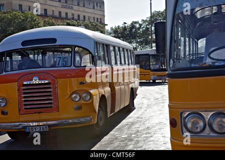 Gelbe Leyland Bus in Malta Stockfoto