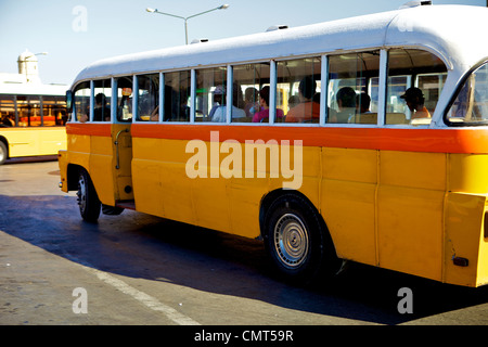 Gelbe Leyland Bus in Malta Stockfoto