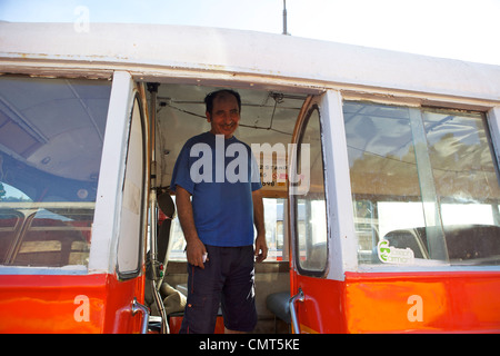 Mann auf alten gelbe Leyland-Bus, Malta Stockfoto