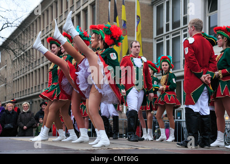 Tanz-Gruppe, Linner Burggarde Greiffenhorst, Rheinischen Karneval 2012, Altweiber, Sturm auf das Rathaus, D-Krefeld, Rhein, Niederrhein, Nordrhein-Westfalen, NRW Stockfoto