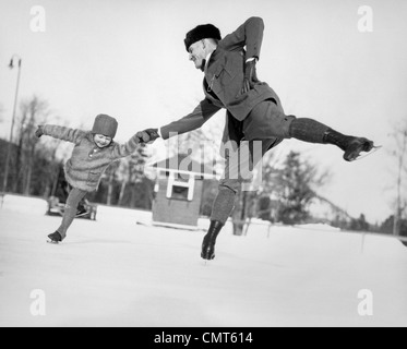 1920ER JAHRE MANN VATER UND TOCHTER KLEINE MÄDCHEN IM FREIEN IM WINTER EISLAUFEN Stockfoto