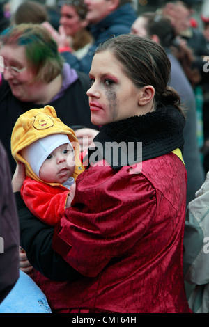 Zuschauer, Narren, Kostümierung, junge Frau, Mutter mit Baby, Rheinischen Karneval 2012, Altweiber, Sturm des Rathauses, D-Krefeld, Rhein, Niederrhein, Nordrhein-Westfalen, NRW Stockfoto