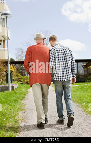 Ansicht von hinten von zwei Generationen auf einem Spaziergang Stockfoto