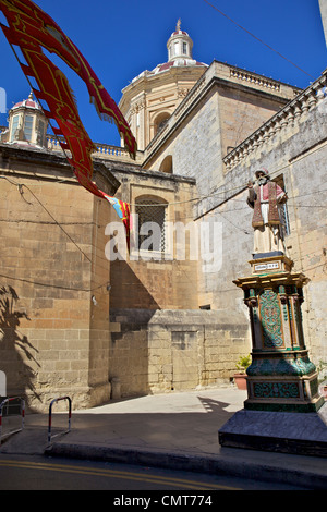 Seitenansicht und Statue von St. Pauls Kirche und Grotte (Parish Church of St. Paul), Rabat, Malta Stockfoto